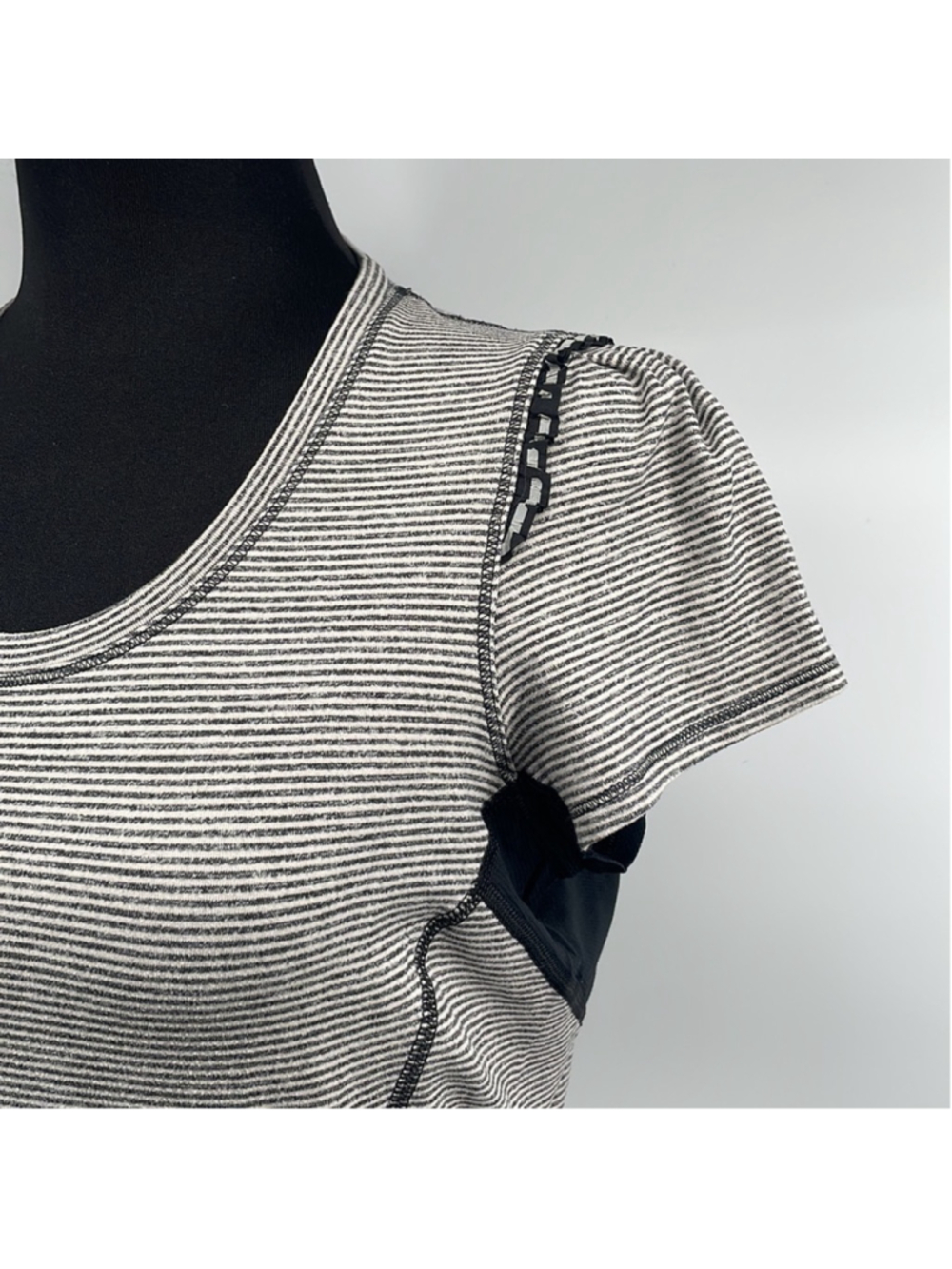 Lululemon Star Runner Short Sleeve
Tonka Stripe Cashew / Heathered Black sz 6 - Picture 11 of 13